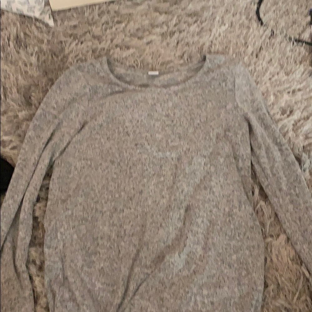 grey long sleeve shirt